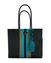 Laden Sie das Bild in den Galerie-Viewer, KARINA