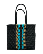 Laden Sie das Bild in den Galerie-Viewer, KARINA