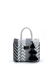 Laden Sie das Bild in den Galerie-Viewer, JEANNE