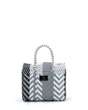 Laden Sie das Bild in den Galerie-Viewer, JEANNE