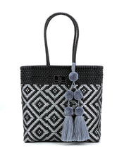 Laden Sie das Bild in den Galerie-Viewer, MARIA