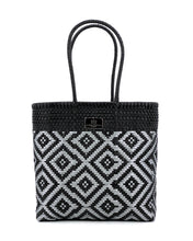 Laden Sie das Bild in den Galerie-Viewer, MARIA