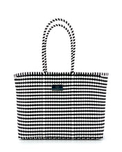 Laden Sie das Bild in den Galerie-Viewer, EMILY