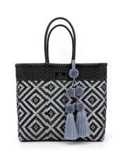 Laden Sie das Bild in den Galerie-Viewer, MARIA