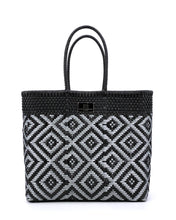 Laden Sie das Bild in den Galerie-Viewer, MARIA